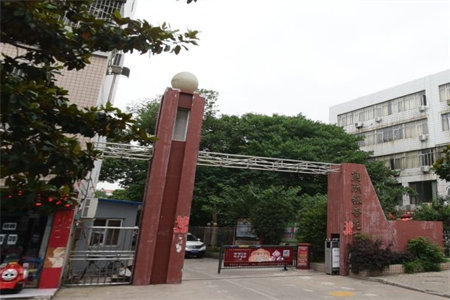 龙都现代城3室1厅1卫102㎡带车库已下证